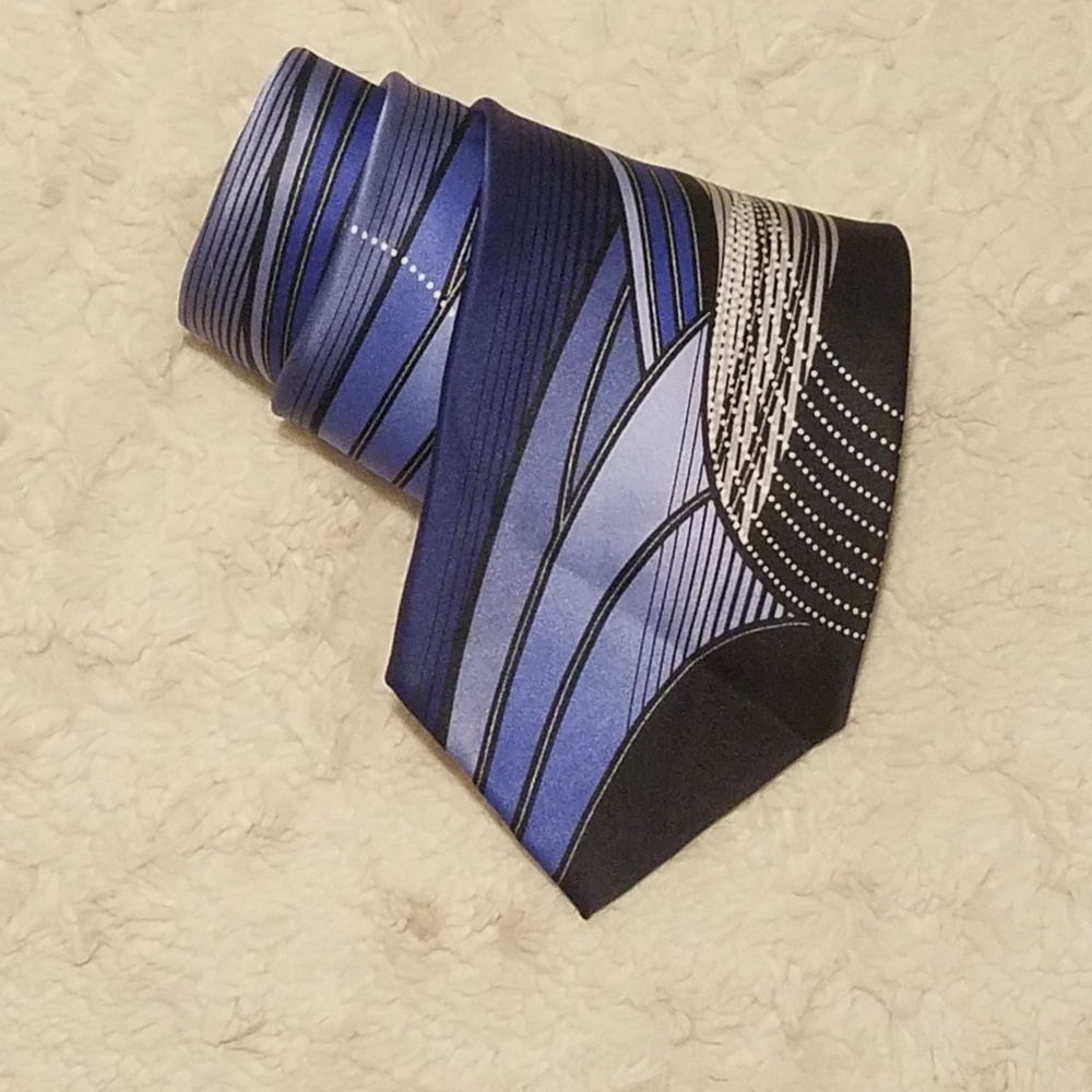 Arrow 100% Silk Blue and Silver Random Pattern